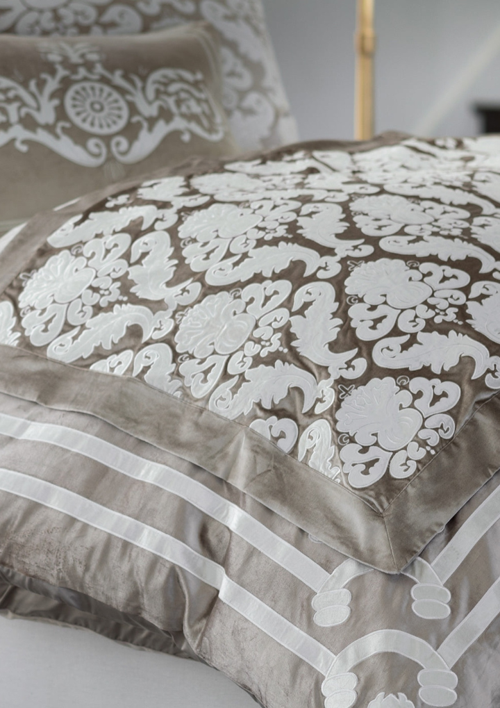 Versailles Throw / Champagne Velvet / Ivory Velvet