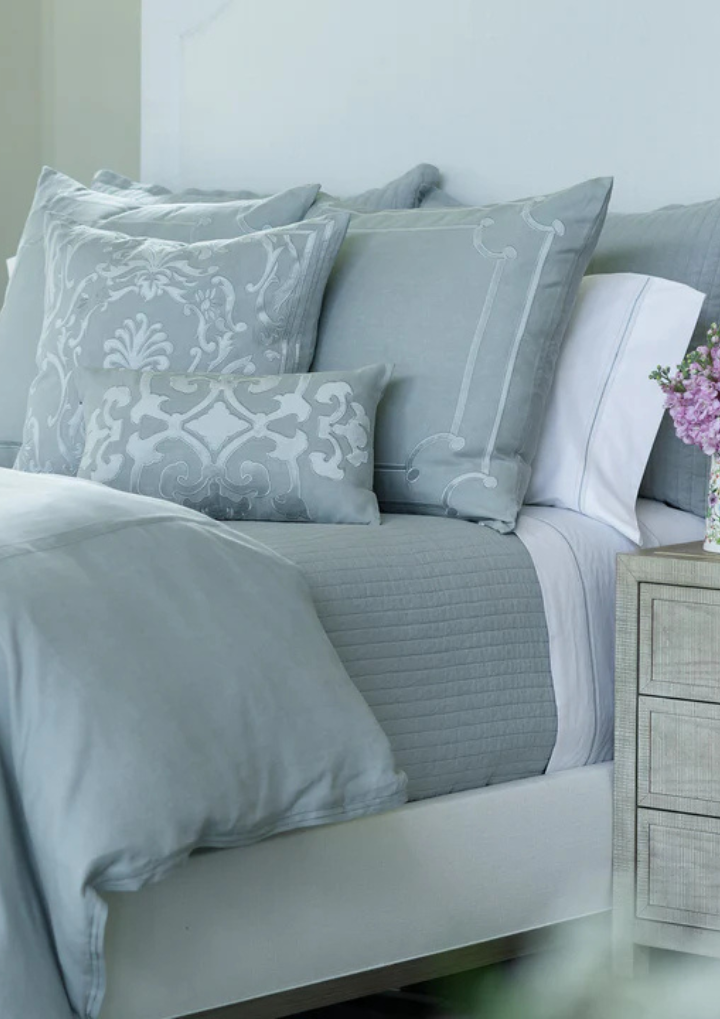 Olivia Rect Pillow Sky Linen / Sky Matte Velvet Applique