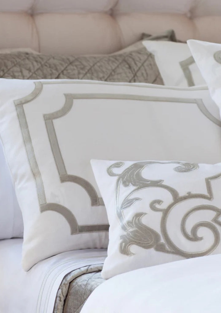 Soho King Pillow / White Linen / Velvet